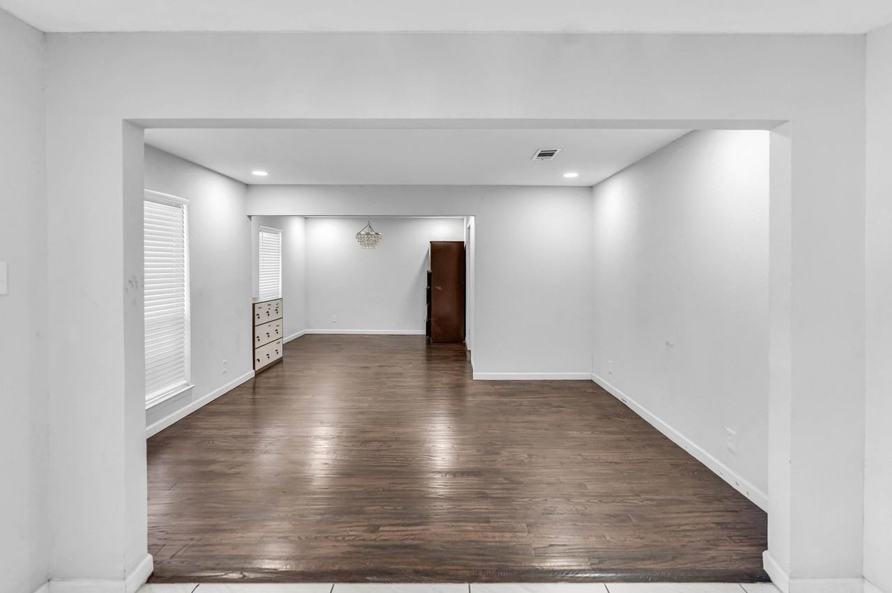 1400 Moss Rose Cir - Photo 7 of 40