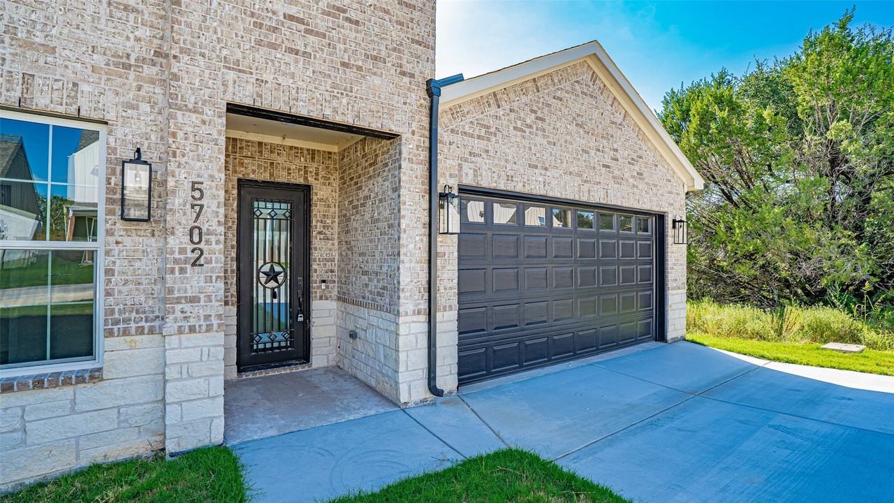 5702 Barkridge Dr - Photo 3 of 38