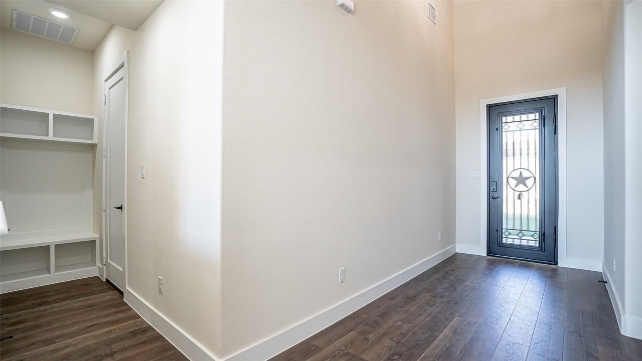 5702 Barkridge Dr - Photo 4 of 38