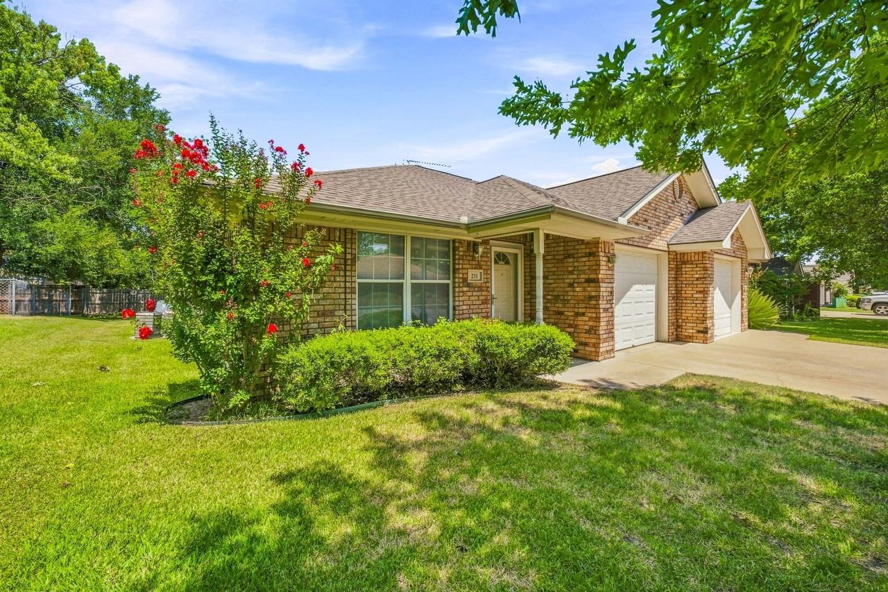 231 Bluebonnet St - Photo 2 of 19