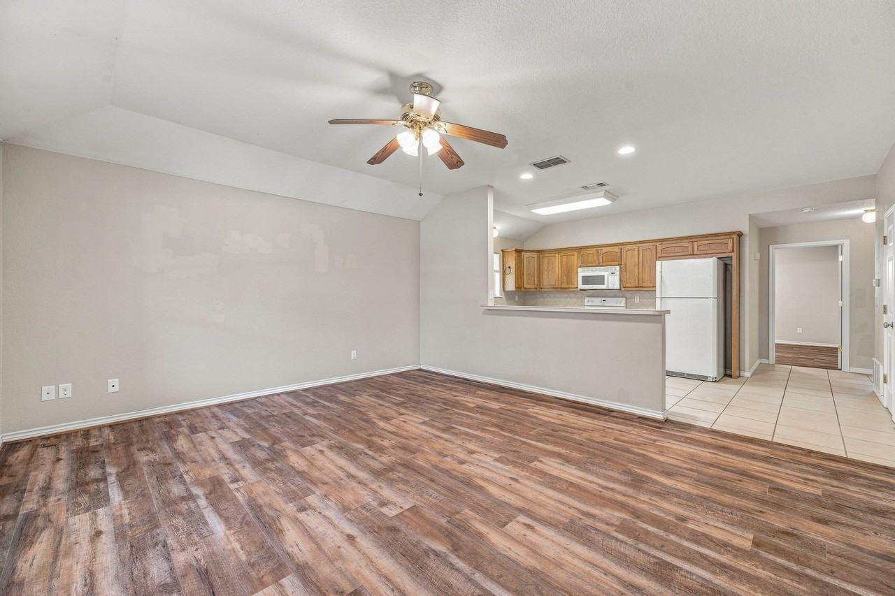 231 Bluebonnet St - Photo 4 of 19