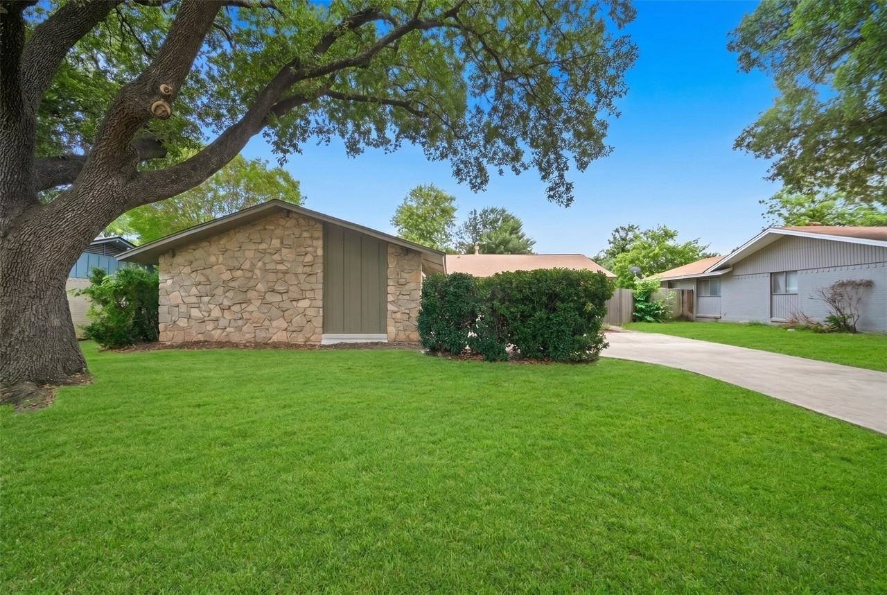 8034 Greenhollow Ln - Photo 3 of 34