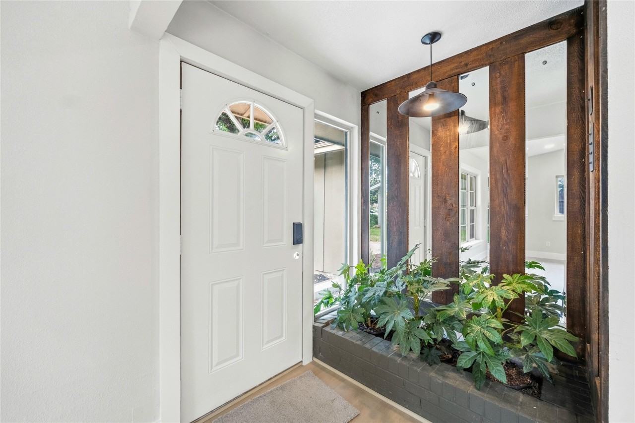8034 Greenhollow Ln - Photo 4 of 34