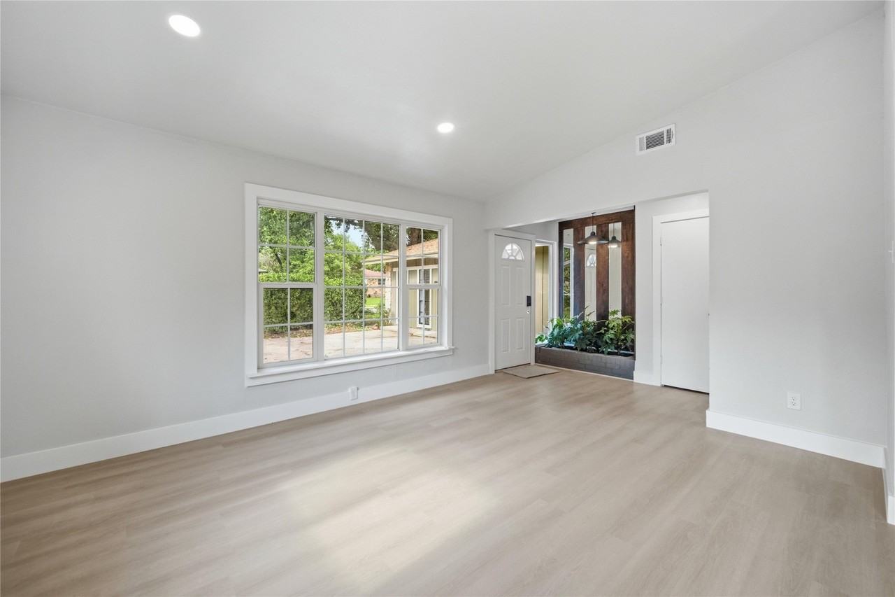 8034 Greenhollow Ln - Photo 5 of 34