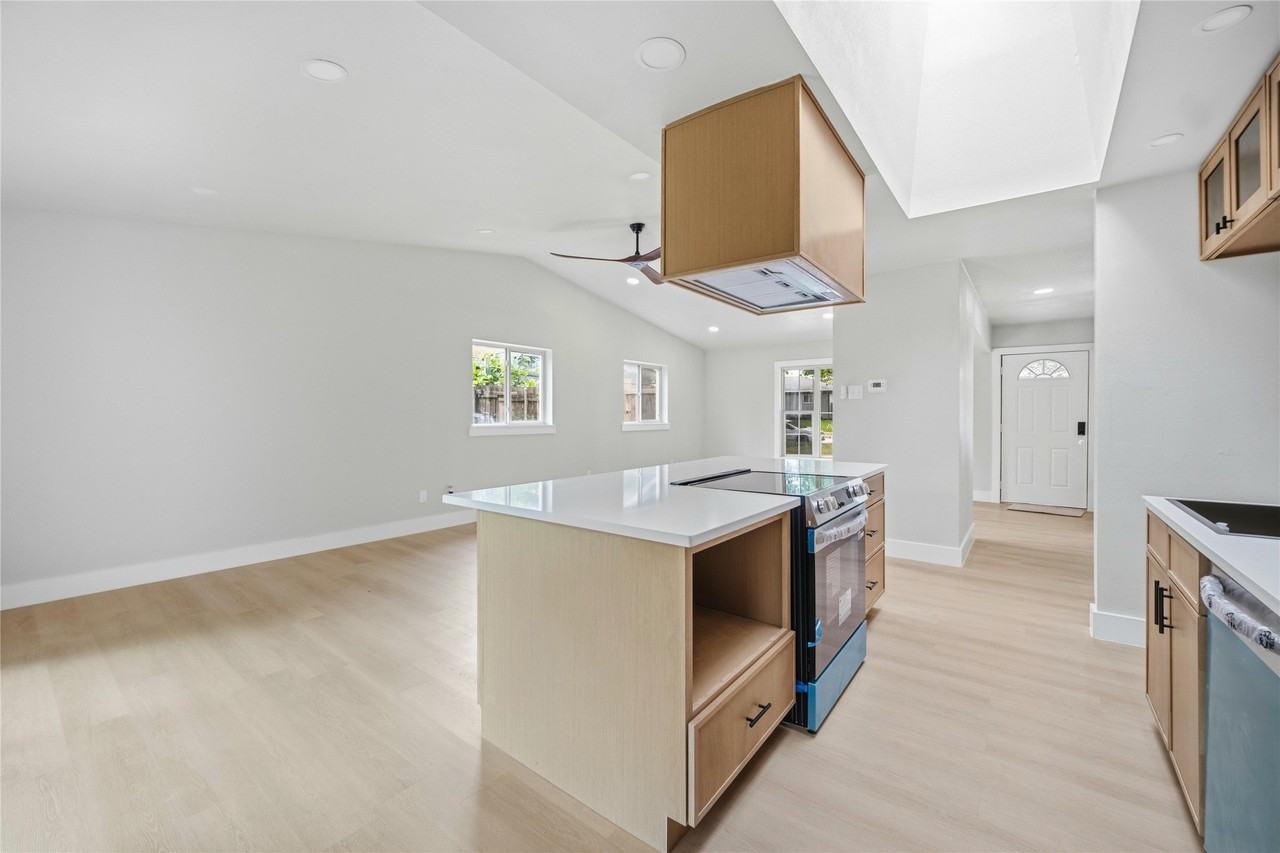 8034 Greenhollow Ln - Photo 7 of 34
