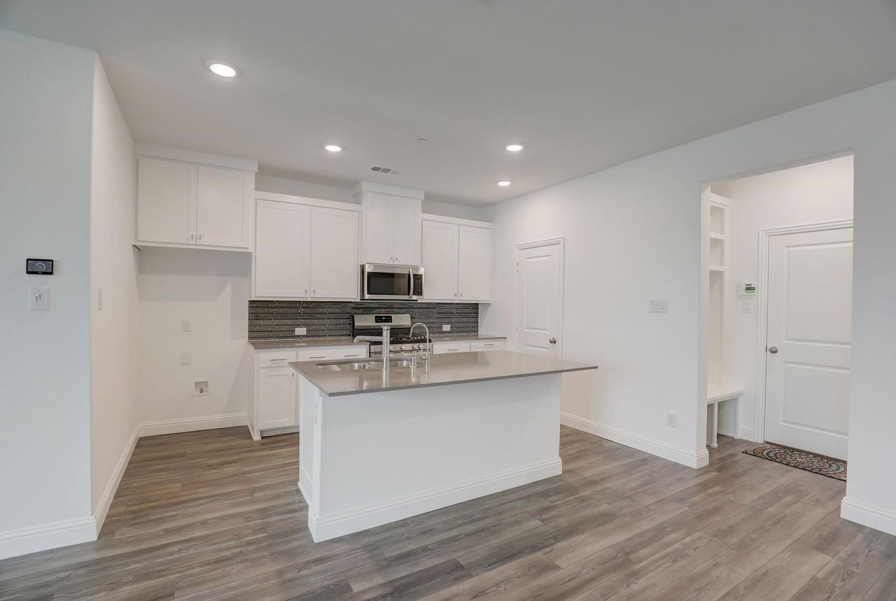 12928 Teton St - Photo 7 of 34