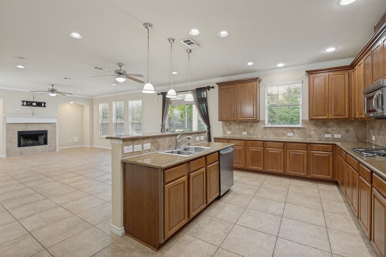 5996 Clearwater Dr - Photo 6 of 30