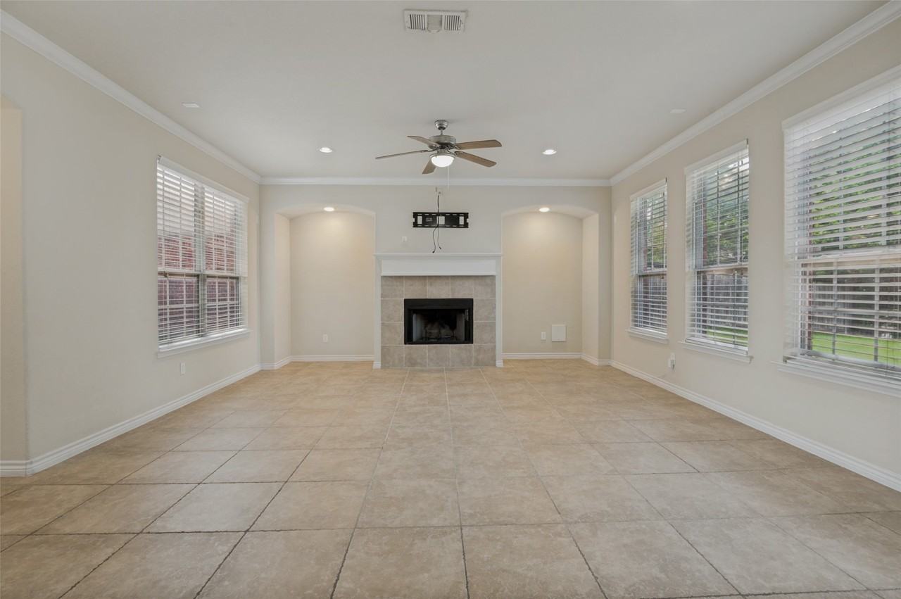 5996 Clearwater Dr - Photo 7 of 30