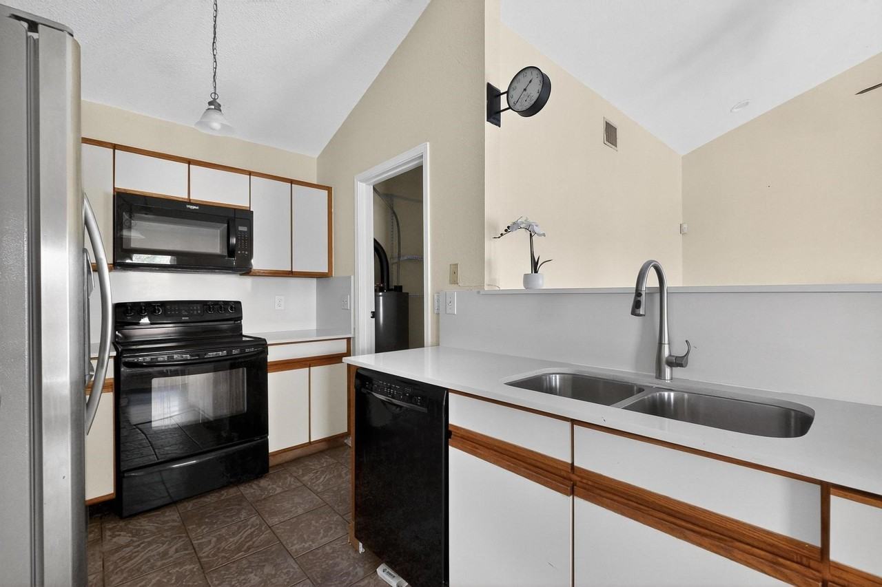 936 Sugarberry Dr - Photo 4 of 17