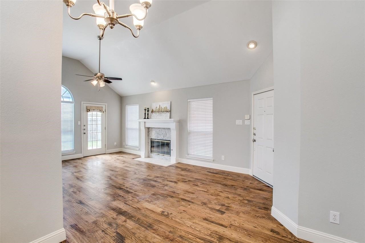 2103 Amherst Dr - Photo 4 of 15
