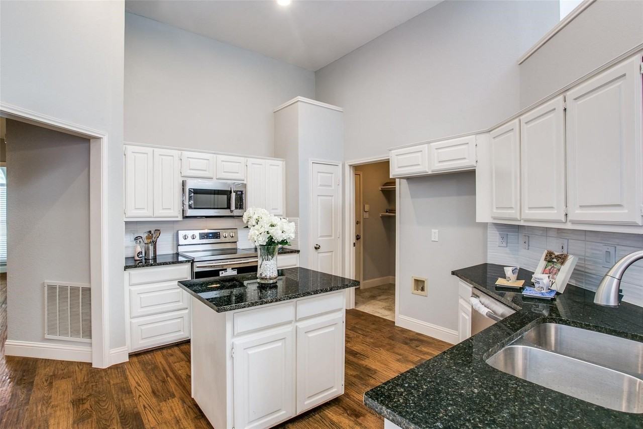 2103 Amherst Dr - Photo 6 of 15