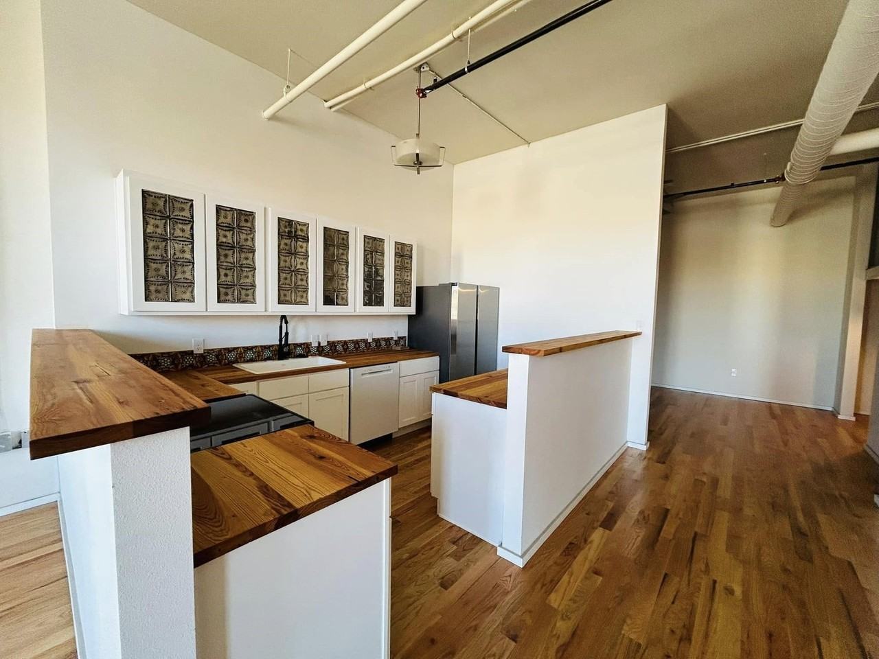 201 E Chambers St #202 - Photo 5 of 5