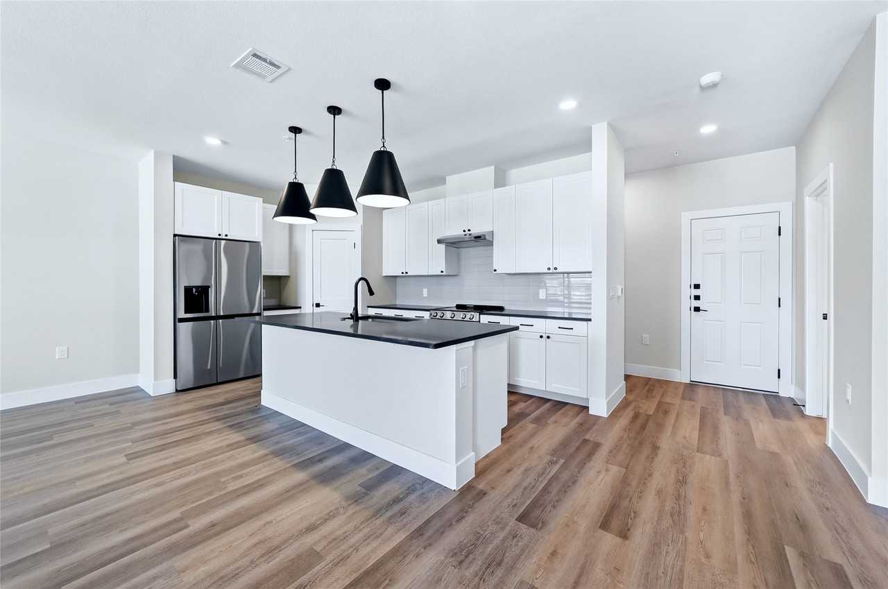 2906 Woodland St - Photo 3 of 36