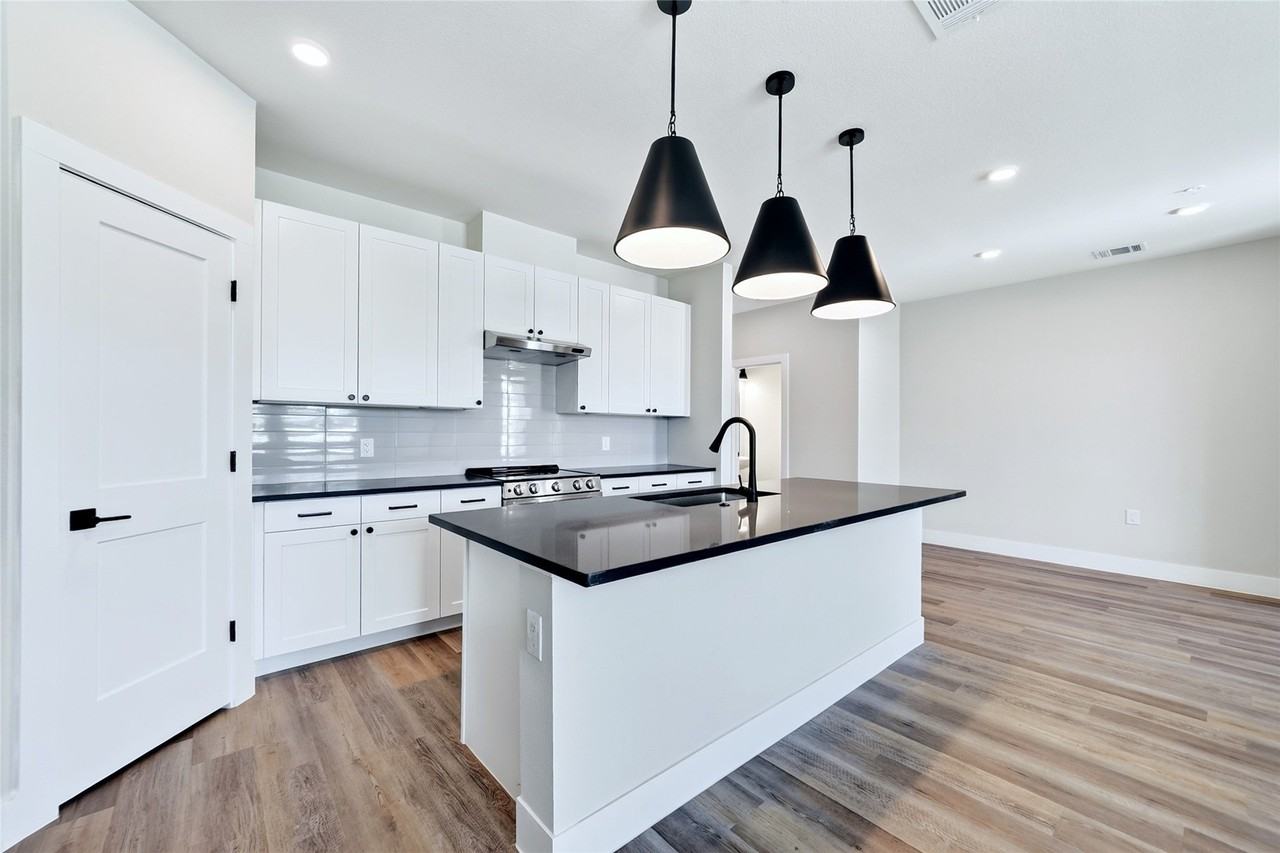 2906 Woodland St - Photo 4 of 36