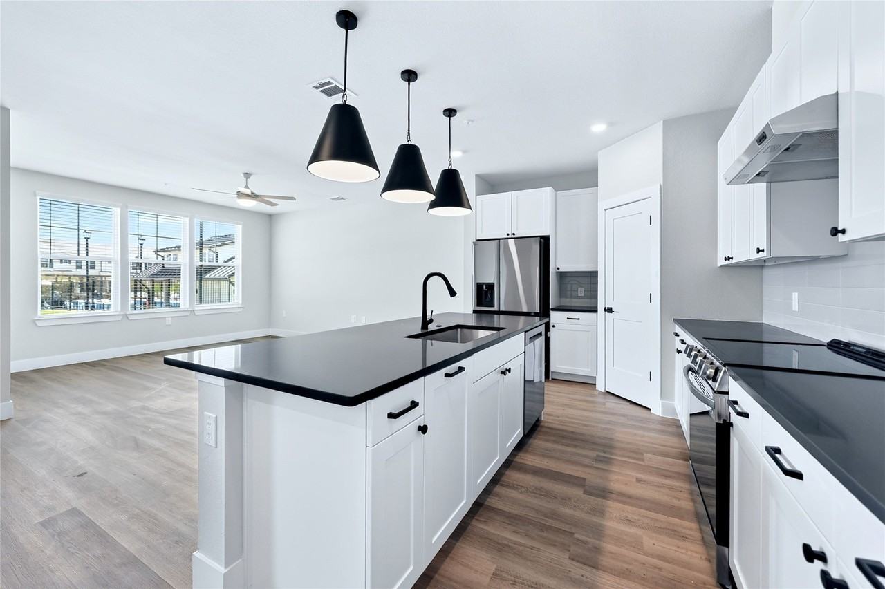 2906 Woodland St - Photo 6 of 36