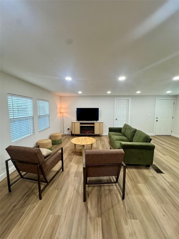 889 Quail Creek Cir - Photo 2 of 21