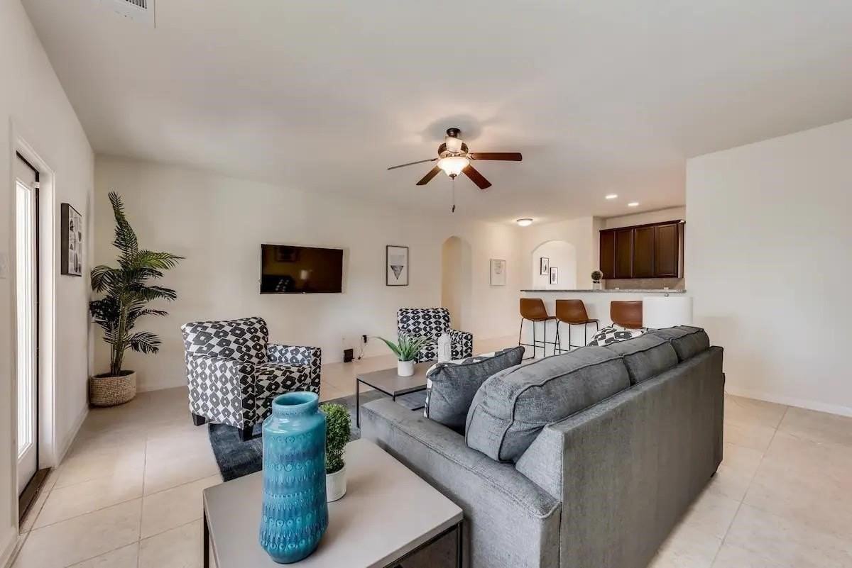 808 Oak Vly - Photo 2 of 9