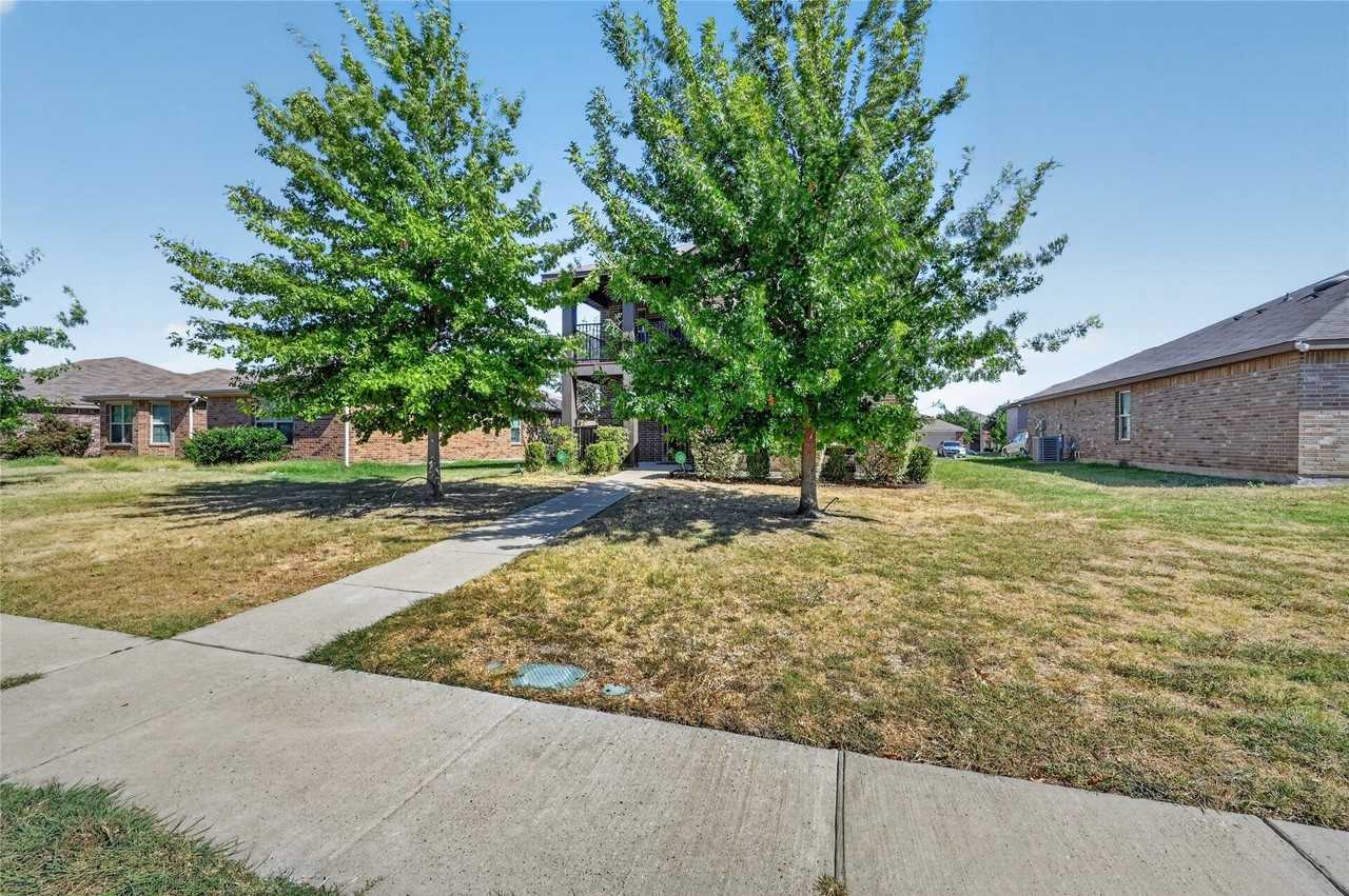 1518 Illinois Ave - Photo 4 of 32