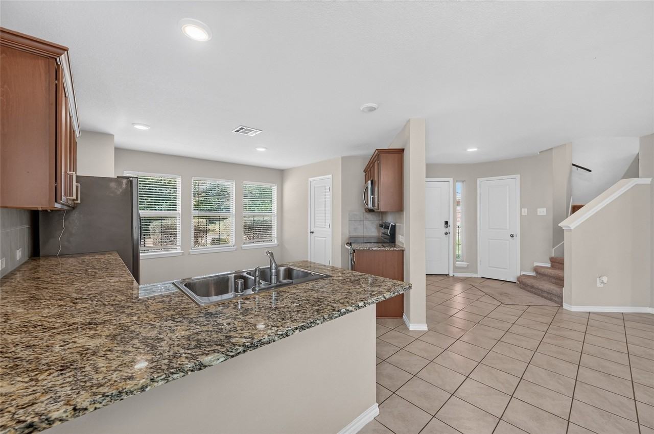 1518 Illinois Ave - Photo 6 of 32