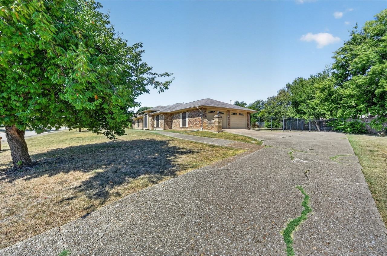 1226 Ranch Valley Dr - Photo 4 of 40