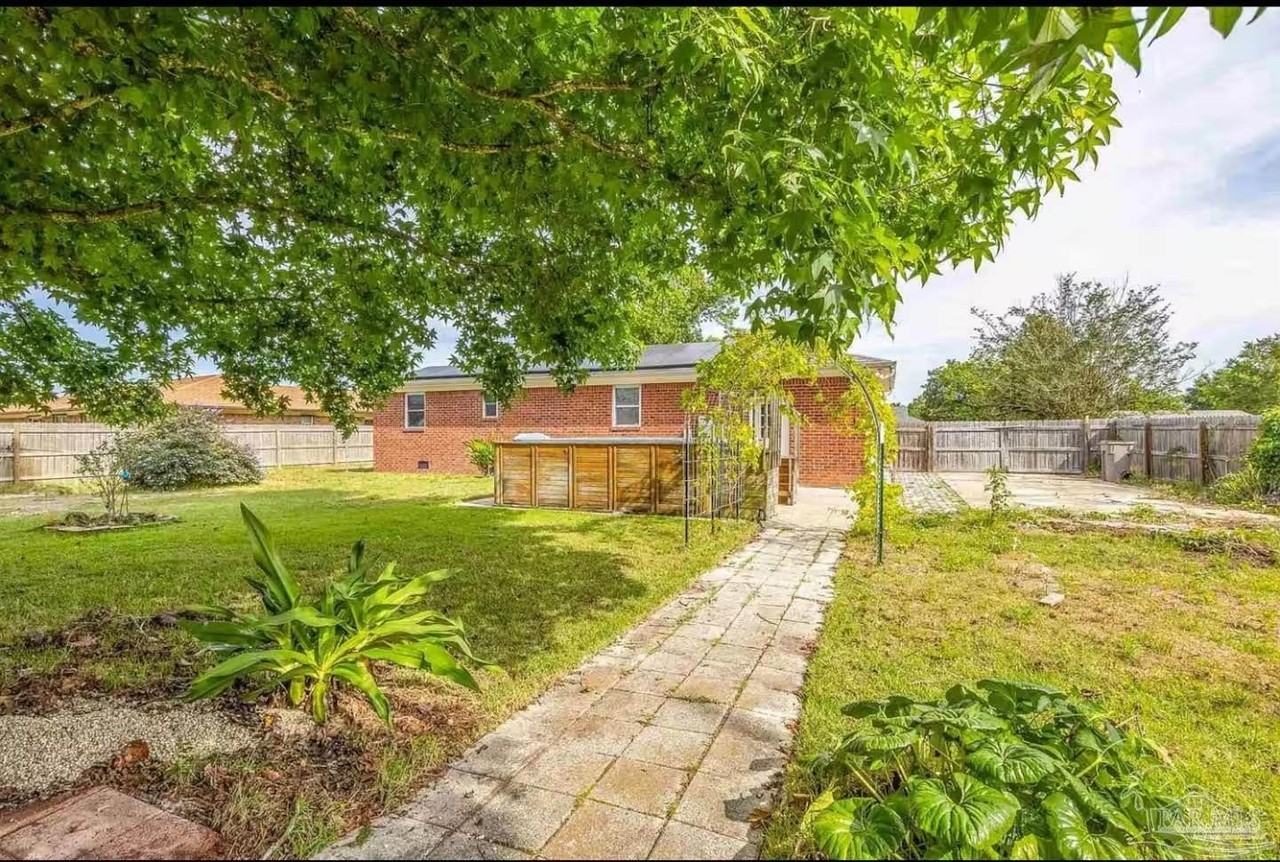 12113 Longwood Dr - Photo 5 of 32