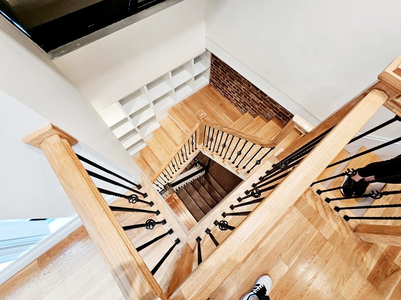 1616 Beacon St #1 - Photo 4 of 8