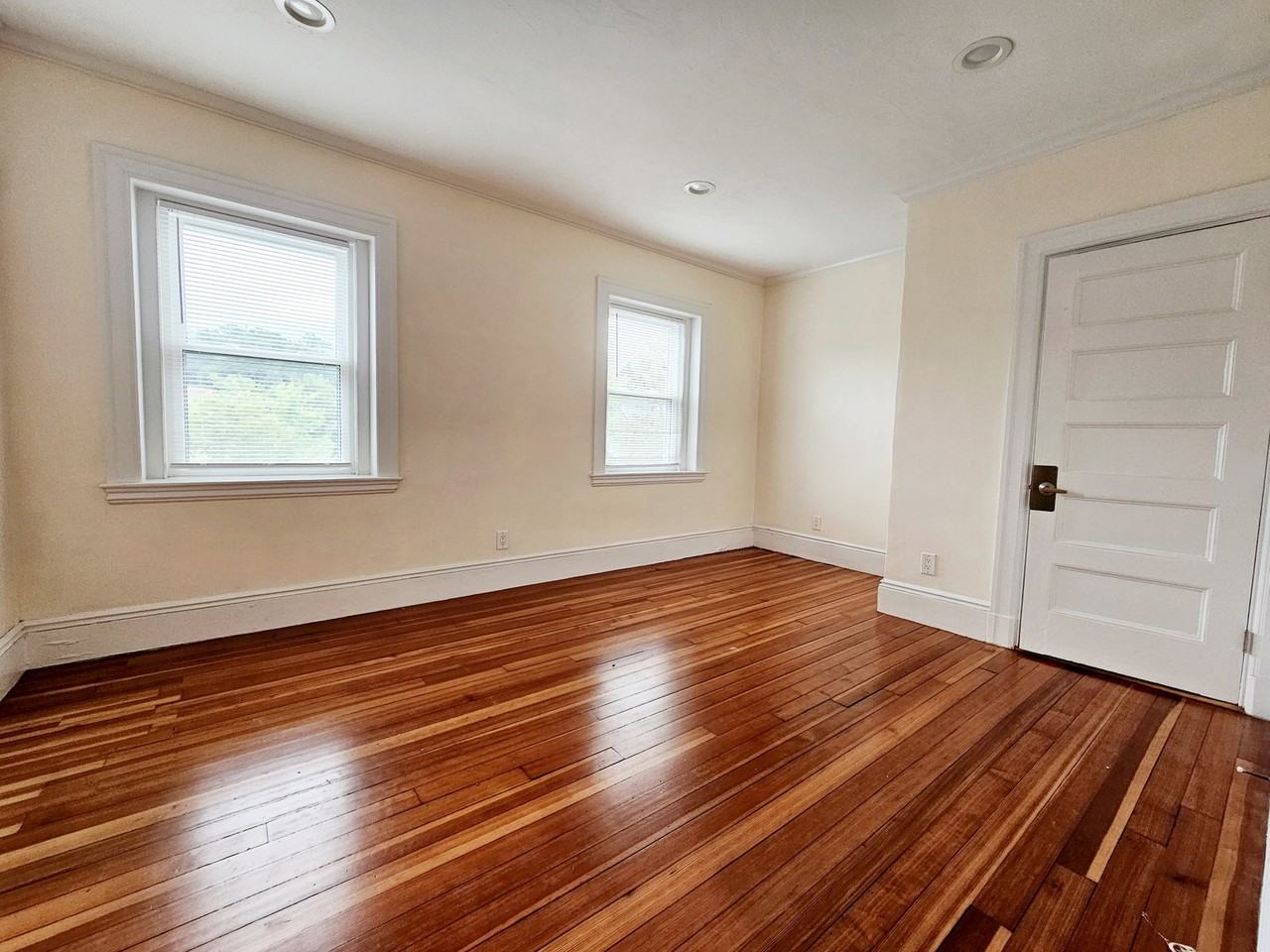 1616 Beacon St #1 - Photo 5 of 8
