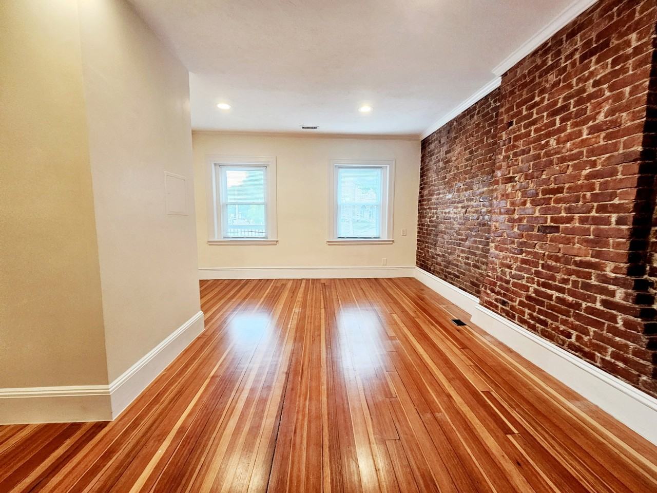 1616 Beacon St #1 - Photo 6 of 8