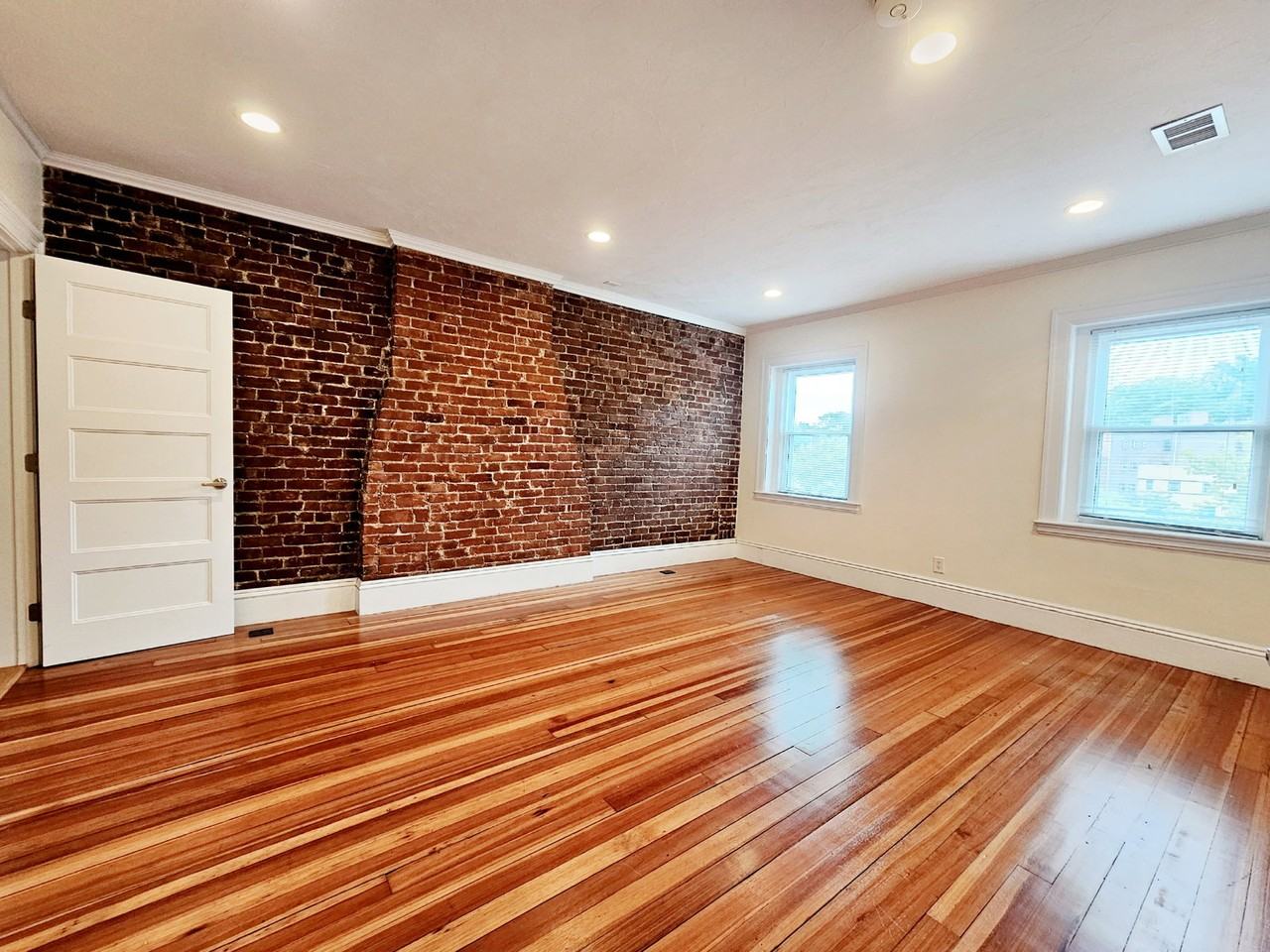 1616 Beacon St #1 - Photo 7 of 8