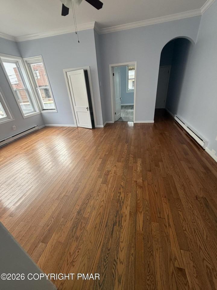 101 N Jardin St - Photo 3 of 14