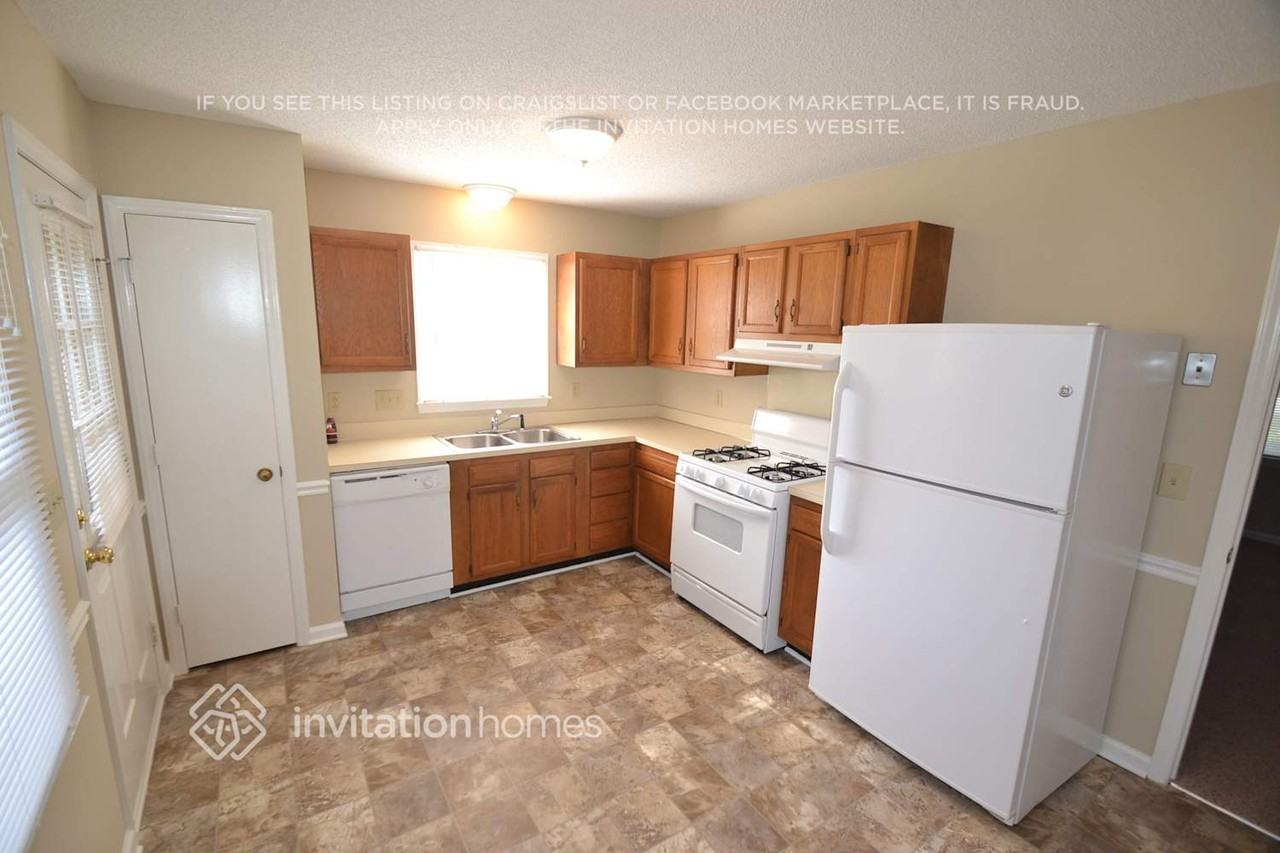 3518 Oxford Hill Ct - Photo 3 of 10