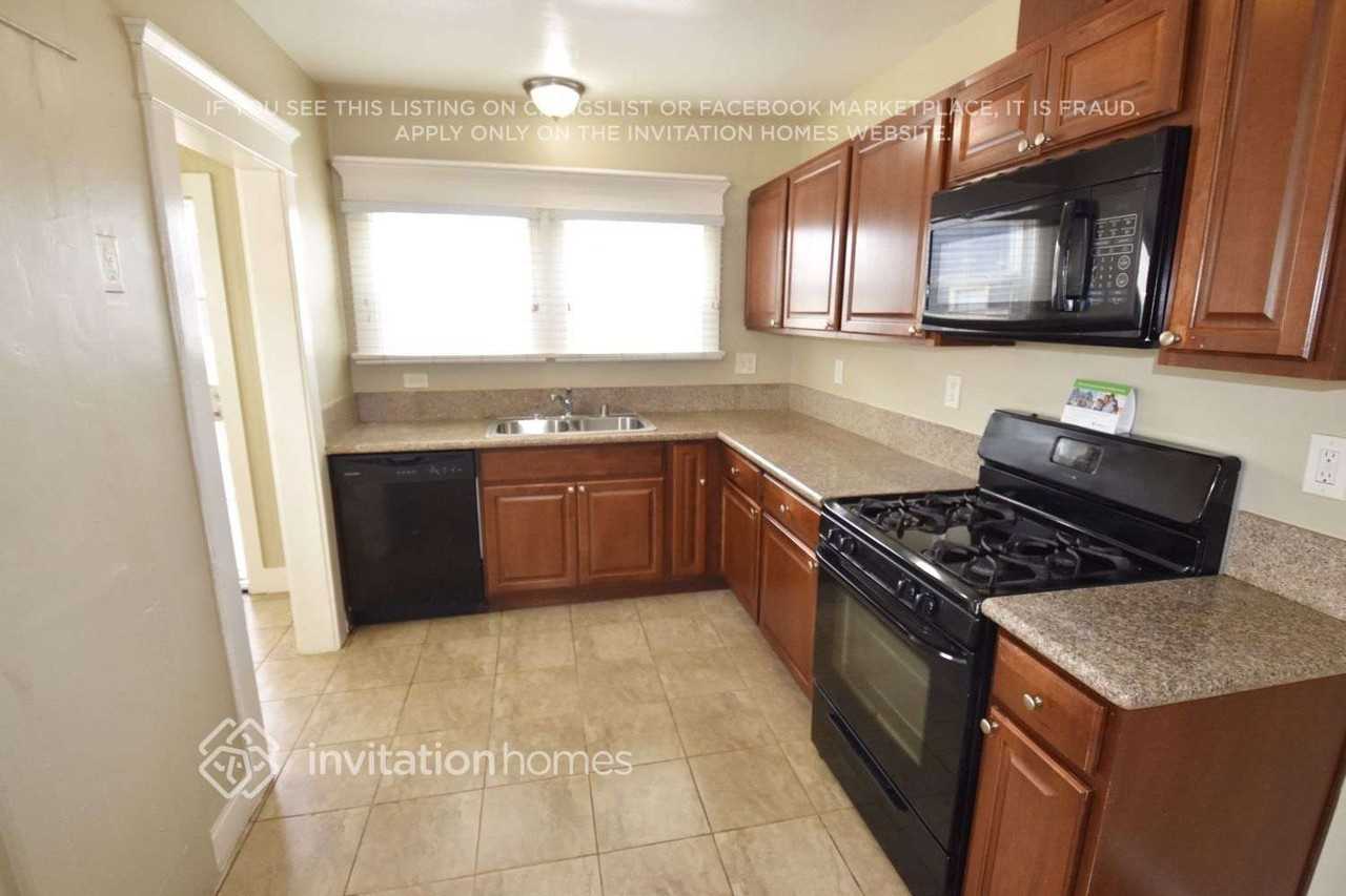 1873 W 38th Pl - Photo 5 of 10