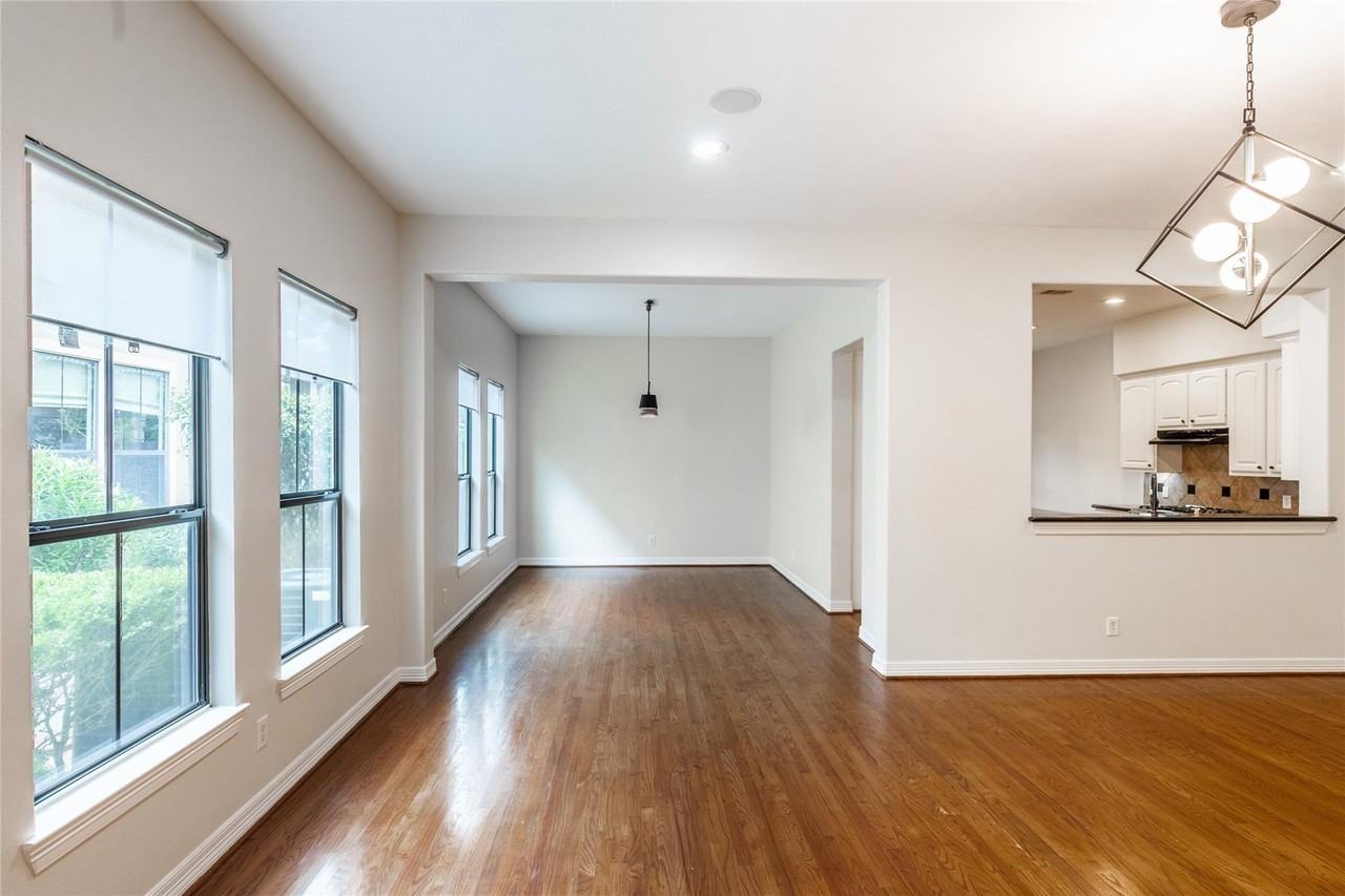 2923 Royal Oaks Crst - Photo 3 of 31