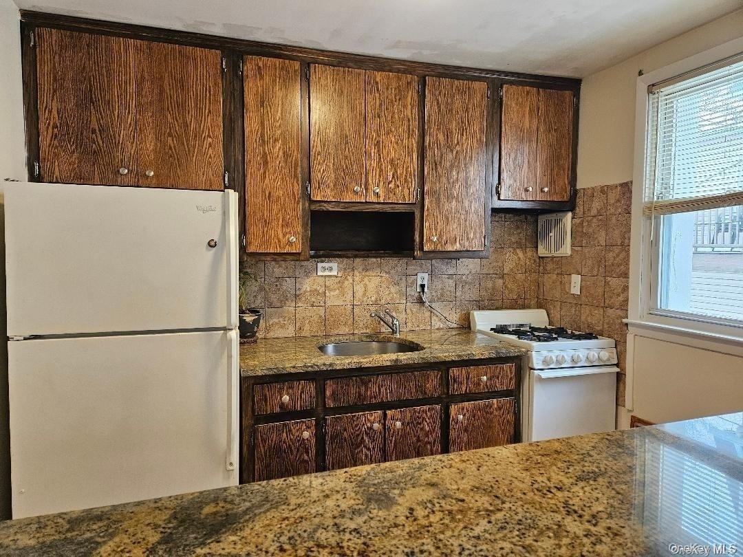 560 E Broadway - Photo 5 of 9