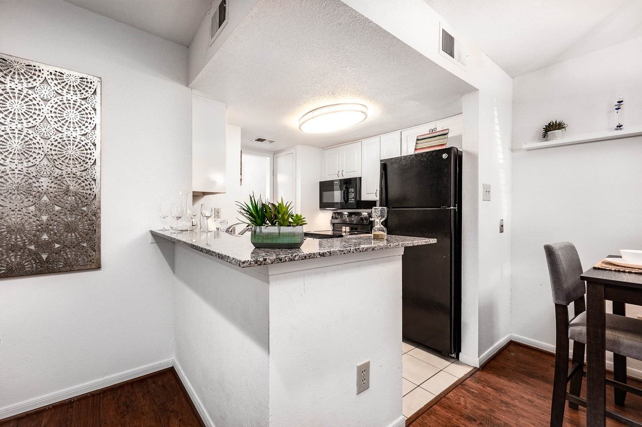 8003 Woodway Dr Apt 12b - Photo 2 of 19
