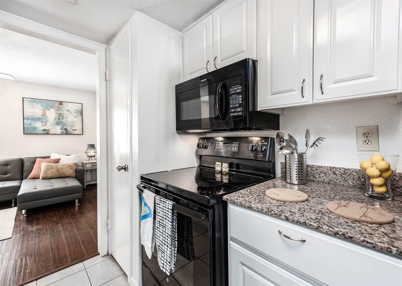 8003 Woodway Dr Apt 12b - Photo 4 of 19