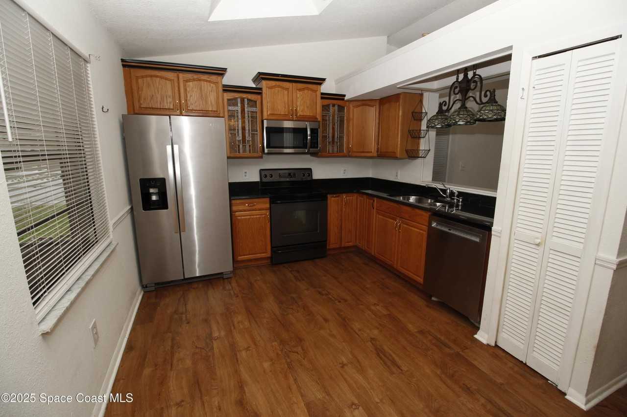 1735 Hazelton St Nw - Photo 4 of 17