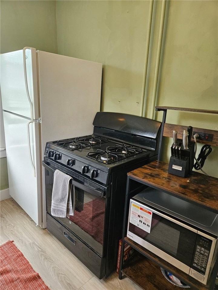 218 Wilson St - Photo 7 of 14