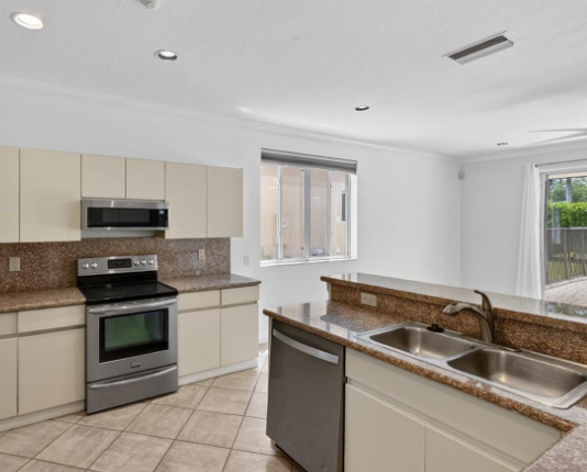 1115 Camellia Cir - Photo 4 of 8
