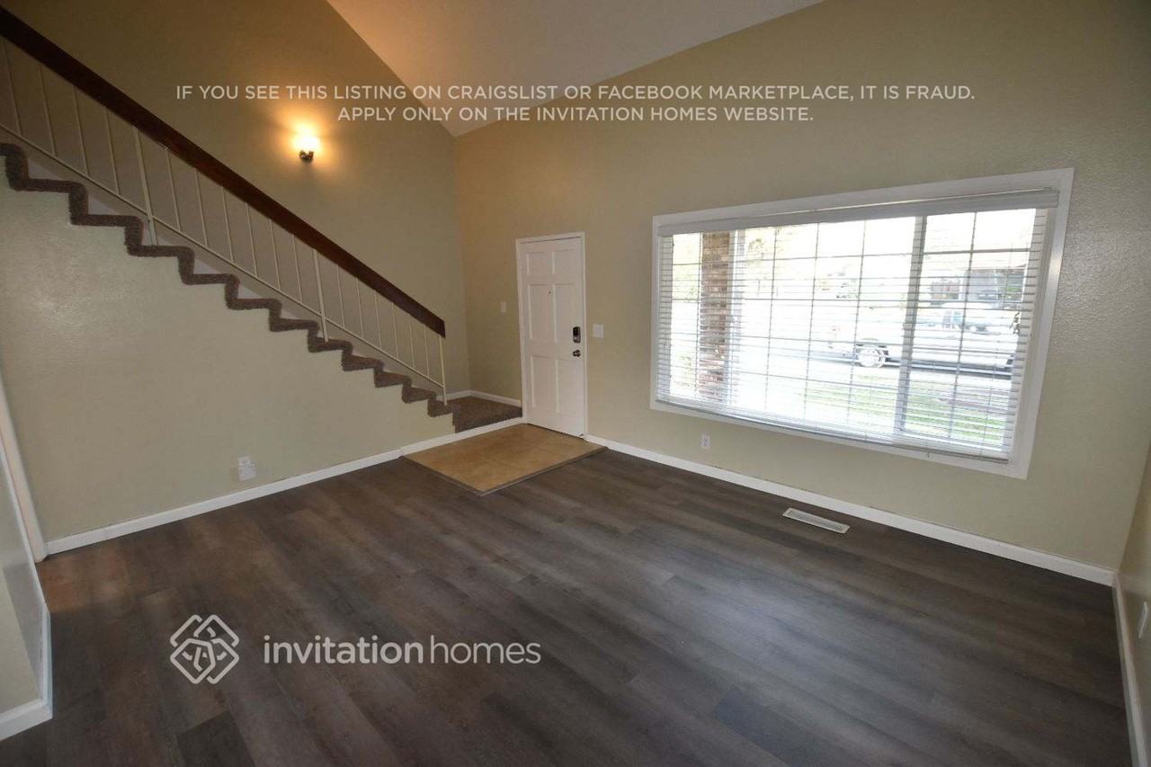 518 Woodlark Dr - Photo 2 of 12