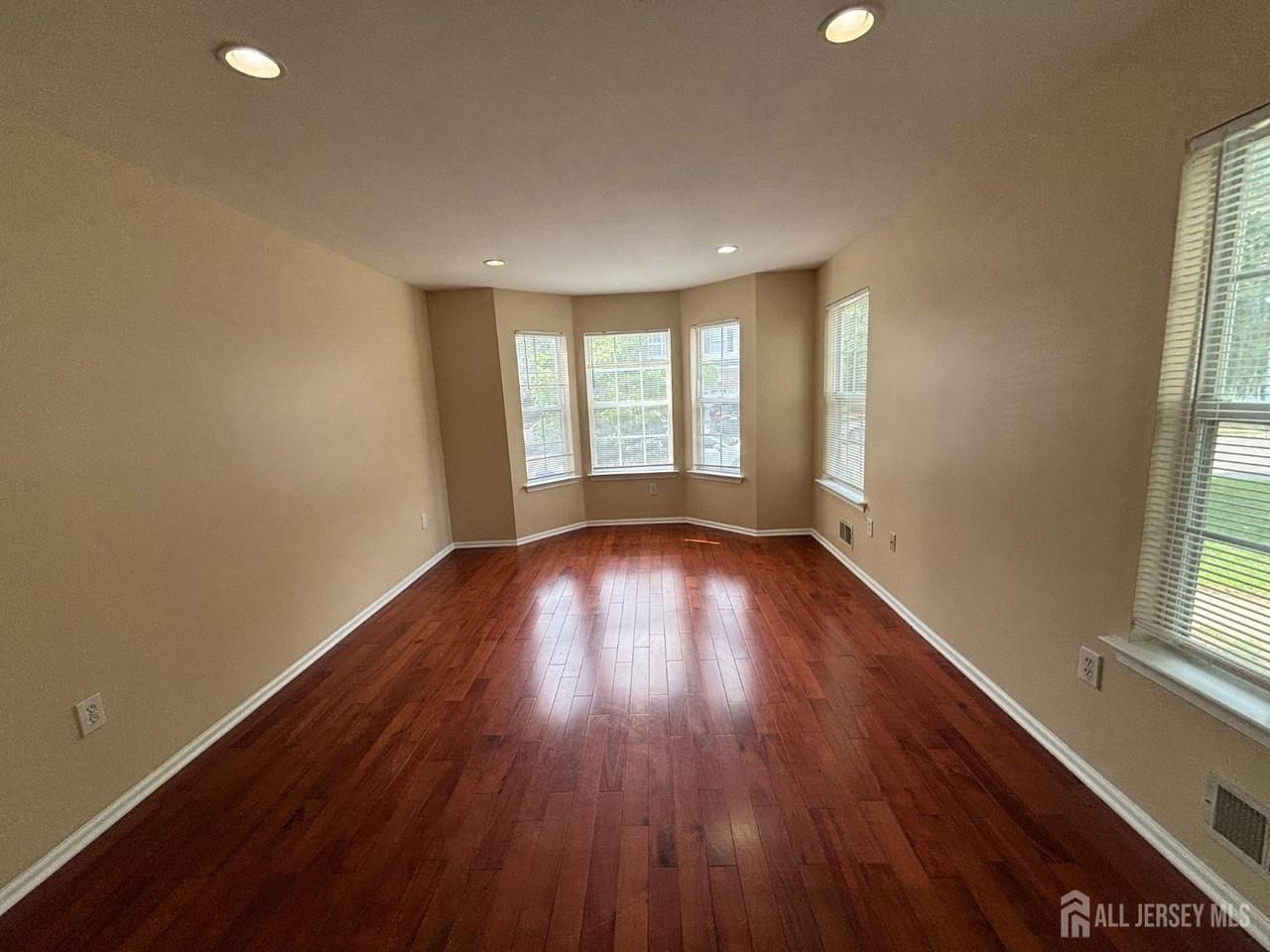 107 Amy Dr - Photo 3 of 24