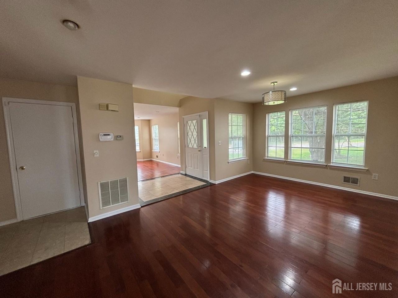 107 Amy Dr - Photo 4 of 24