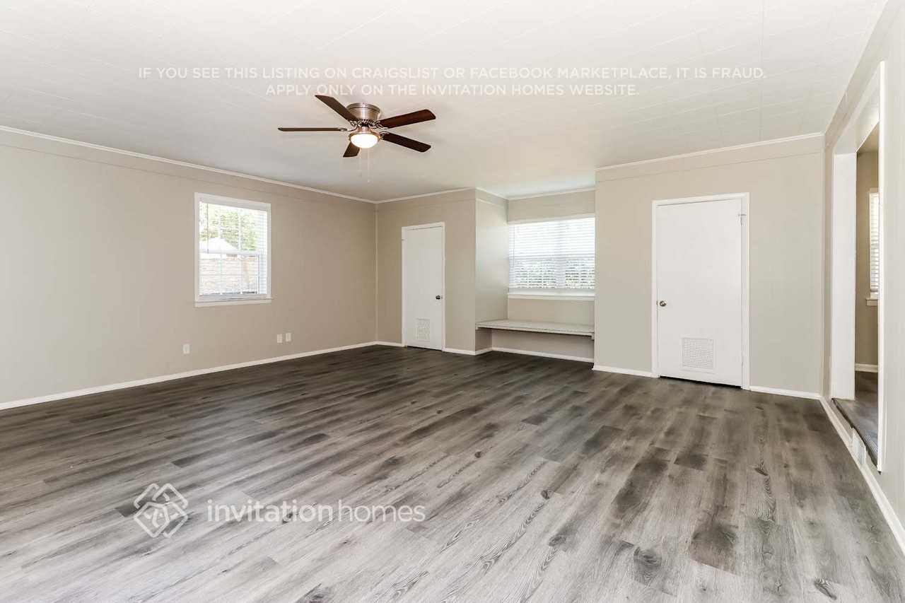 310 E Huitt Ln - Photo 4 of 14