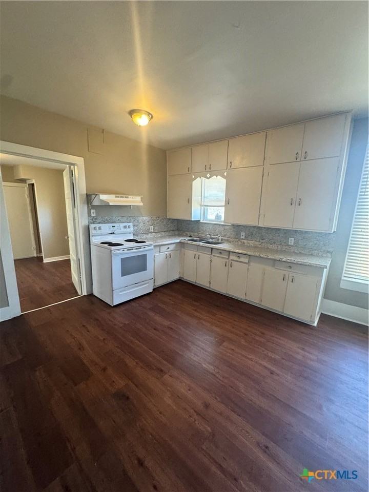 4711 N Main St - Photo 3 of 21