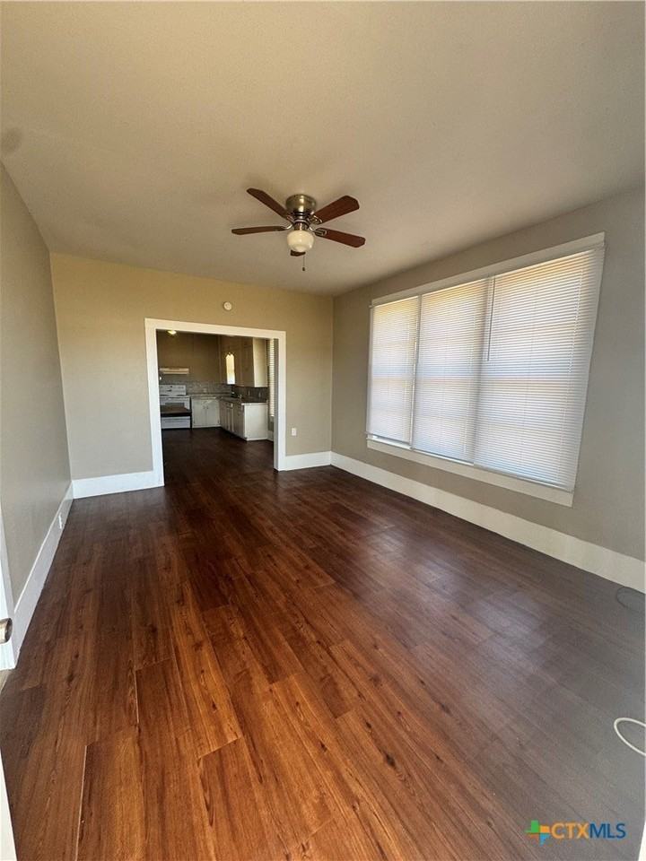 4711 N Main St - Photo 4 of 21