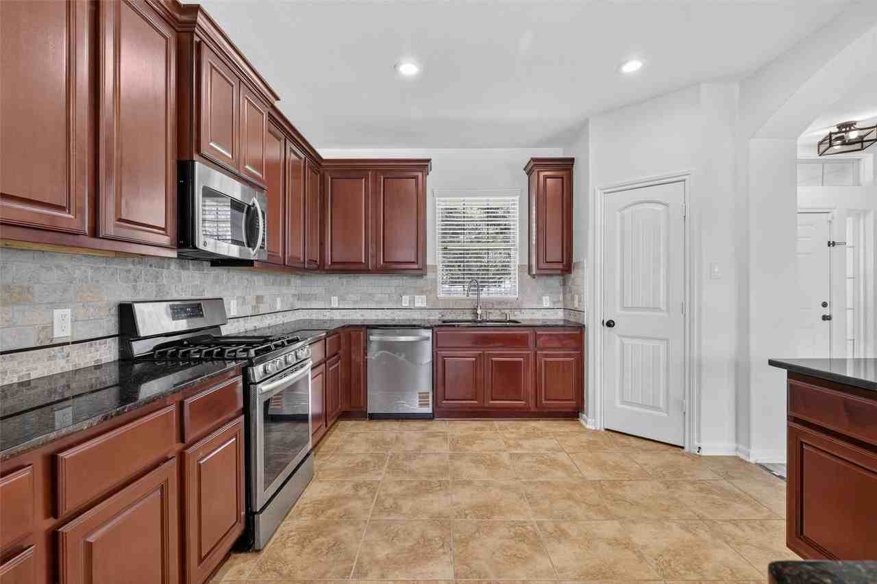 11307 Grand Creek Ln - Photo 7 of 41