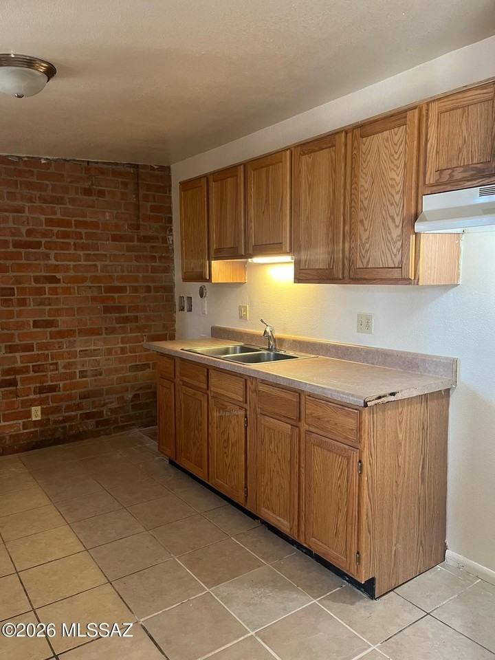 411 E Delano St - Photo 3 of 9