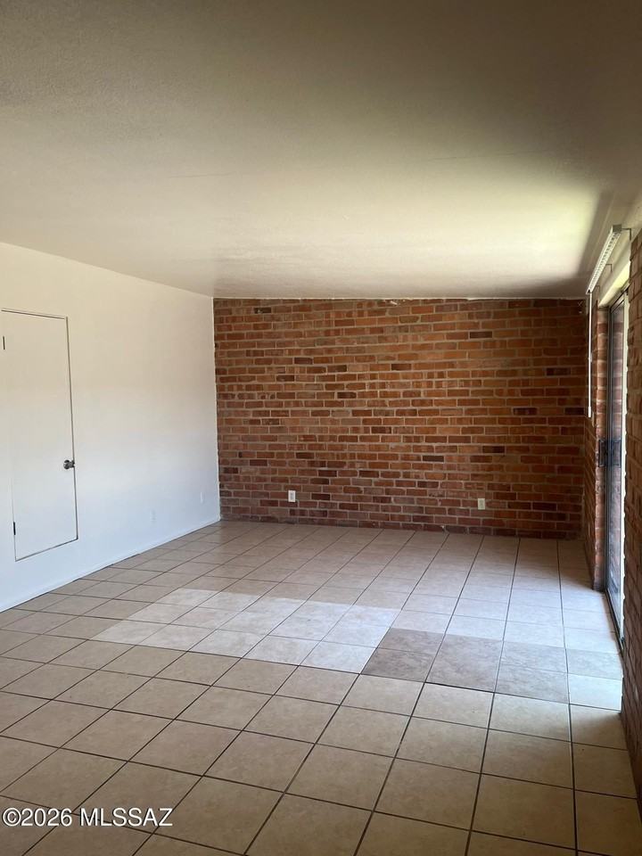 411 E Delano St - Photo 5 of 9