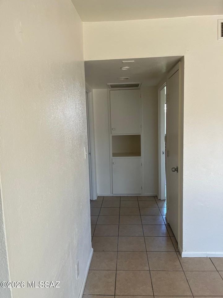 411 E Delano St - Photo 6 of 9