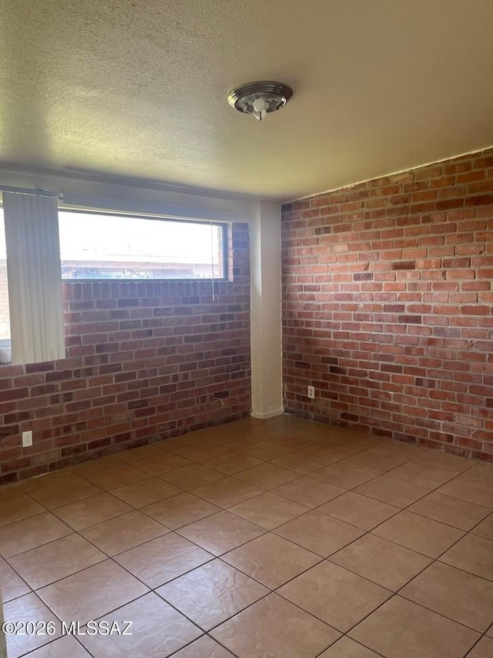 411 E Delano St - Photo 7 of 9
